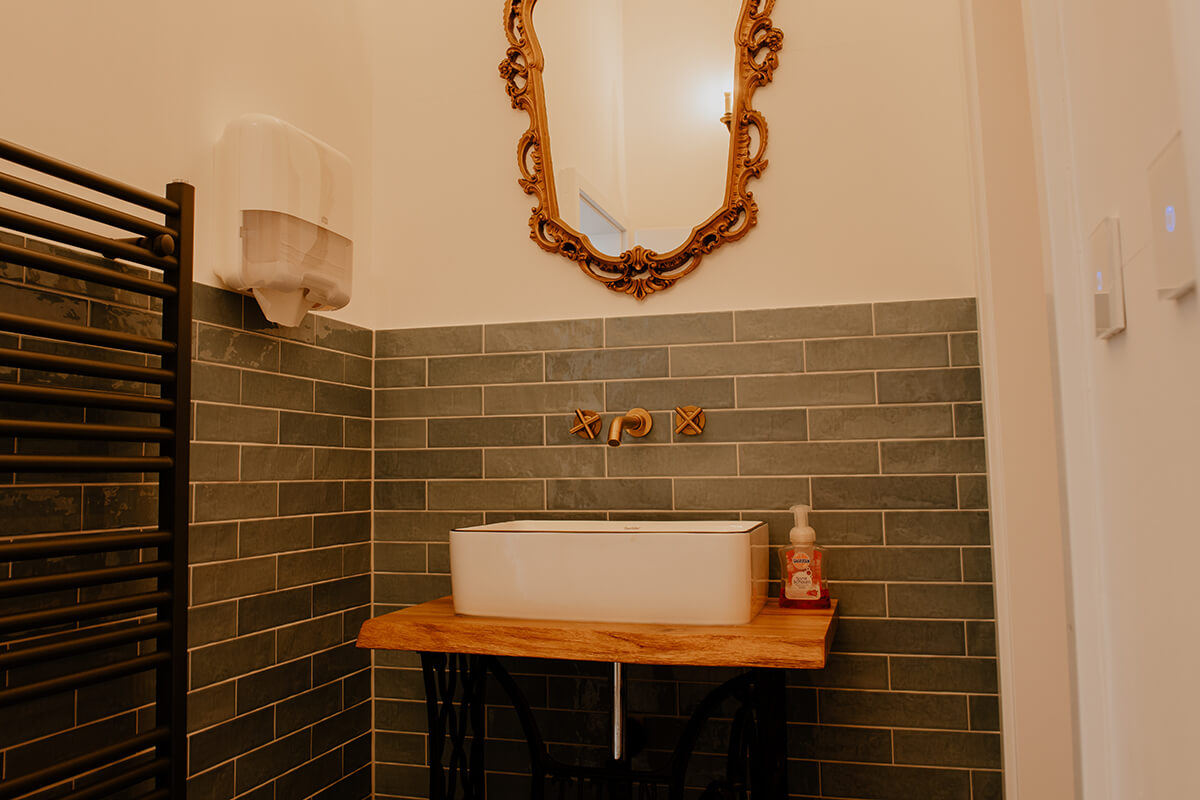 Eingangsbereich mit Garderobe, Sesselgruppe und Durchgang